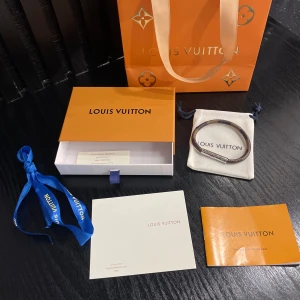 Lv armband - Sprillans nytt armband! Riktigt go investering! Finns i två storlekar 17cm & 19cm✔️ Allt på bilden medföljs✔️ Vid minsta fundering kontakta oss✔️