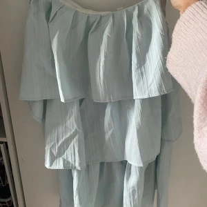 Ljusblå offshoulder klänning med volang - Blå sommar klänning som är super söt. Har sytt om den lite för den va lite stor man kan bara spretta om man vill. Pris kan diskuteras 