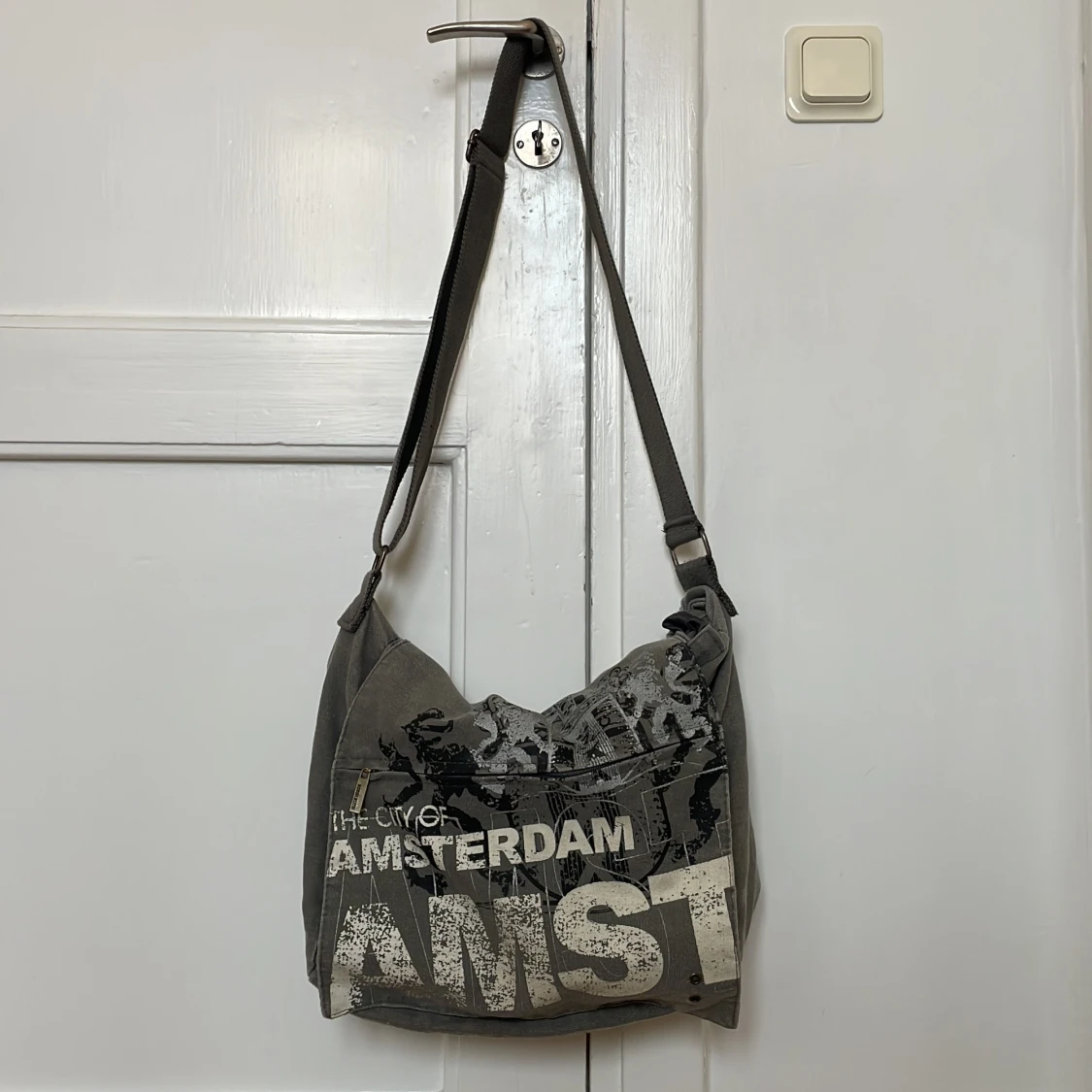 Grå axelväska med Amsterdam-tryck från Robin Ruth