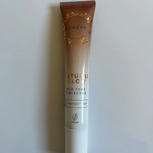 Lumene Natural Glow Skin Tone Perfector - Lumene Natural Glow Skin Tone Perfector i nyansen 2 Perfection. En vegansk produkt som jämnar ut hudtonen och ger en naturlig lyster. Endast använd 1 gång.