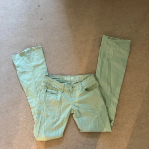Low waist bootcut jeans - Unika och supersnygga bootcut jeans som är pastellgröna! Så fina inför vår o sommar. De har låg midja och är i mycket bra skick! ❣️