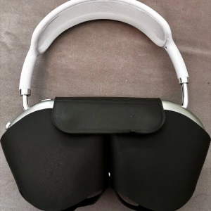 Bluetooth Pods Max Hörlurar - Bluetooth hörlurar i fint skick. Fungerar som de ska och är bra nog till podcasts och kolla på videos med. Funkar helt ok till musik också. Följer med ett fodral som ses på bilderna. Samt en USB c laddkabel. Knappt använda. 