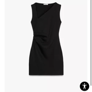 Svart asymmetrisk klänning - Säljer en svart klänning med asymmetrisk halsringning från Zara. Klänningen har en tight passform. Använd 1 gång.