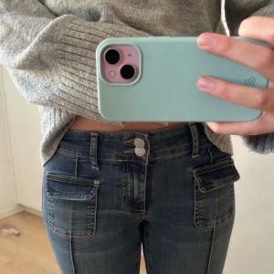 COOLA jeans till salu!🩷 - Säljer dessa jeans med cool design från Nelly! De är helt oanvända, endast testade en gång! 🩷🩷🩷