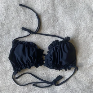 Bikiniöverdel  - (Lånade bilder) Använd en gång på badhus