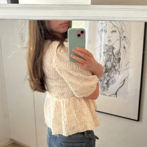 Blus med rosetter!🩷🩷🩷🩷 - Säljer min helt oanvända blus med lappen kvar! Det har et litet hål på sidan som var där när jag köpte den! (Bild 3) Från Gina Tricot!🩷🩷🩷🩷