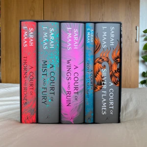 A Court Of Thornes And Roses hardback box set  - Hela A Court Of Thornes And Roses serien på engelska. Inbundna med avtagbara bokomslag. 2 utav 5 böcker är lästa, dem andra är orörda. Sista bilden visar böckerna utan bokomslagen. Nypris: 1199kr på adlibris. Skicka gärna iväg en fråga för mer info eller fler bilder på alla böckerna individuellt 