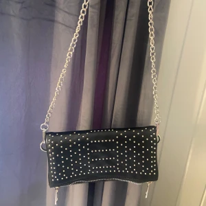 Svart väska - söt kuvertväska från even&odd köpt på zalando med nitstenar på. Används inte längre och där av säljer jag den🖤 Perfekt för när man behöver en mindre axelbands väska men fortfarande rymlig