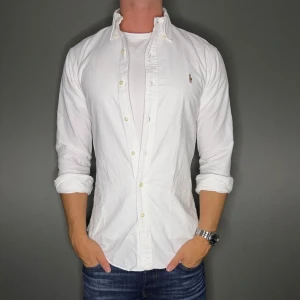 Ralph lauren skjorta - Hej säljer nu min fina Ralph lauren skjorta i storlek S. Den är i nyskick och kommer vara otroligt snygg på sommaren. Nypris cirka 1600kr! Vi kommer att sälja liknande produkter nu i sommar så glöm inte följa profilen!🌊🍾