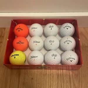 Golfbollar 12 st - 12 stycken golfbollar i mycket bra skick. Märkena är Titleist, Callaway, Vice och 3 färgade bollar.