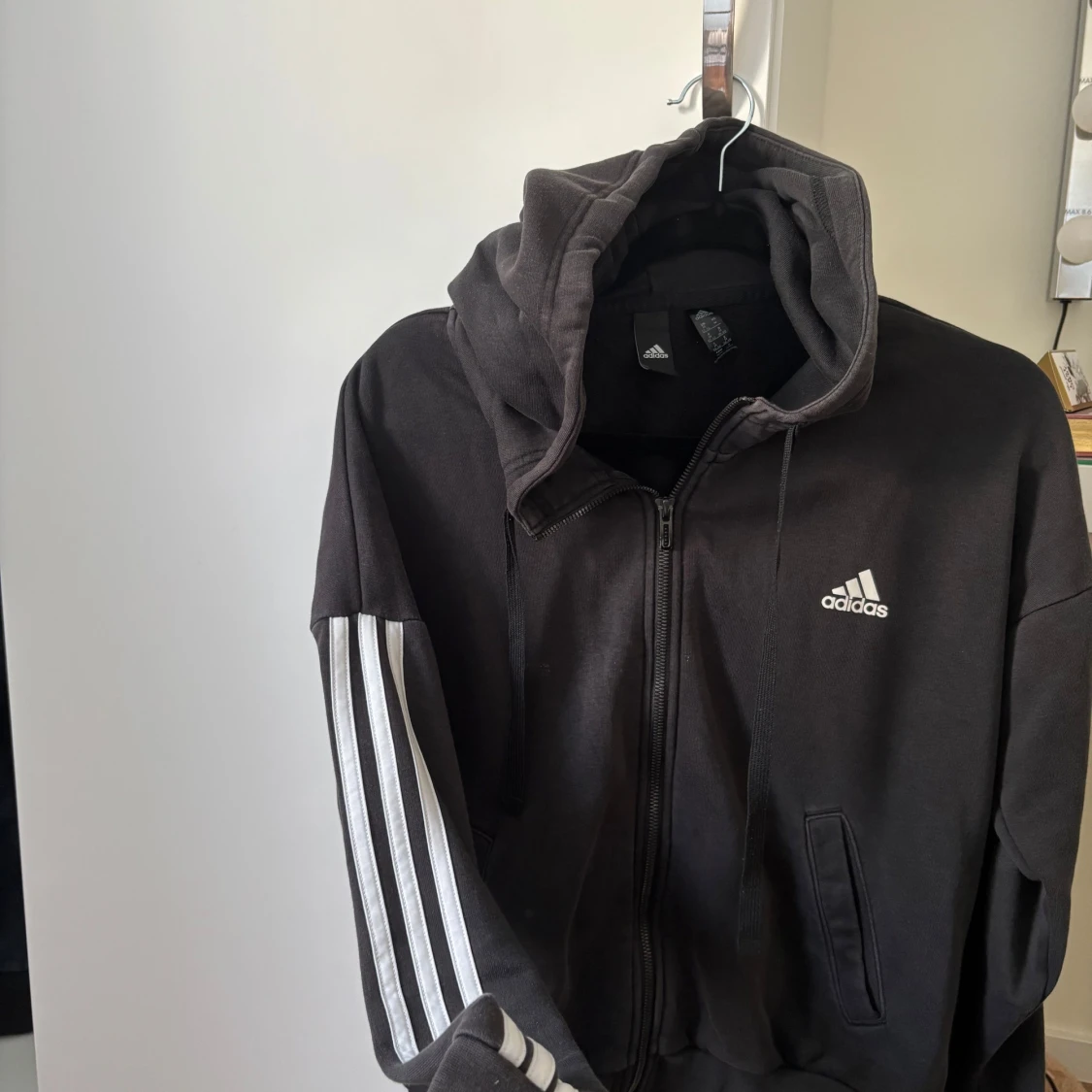 Svart Adidas hoodie med dragkedja