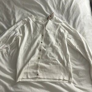 Vit kofta - Vit kofta med söta guldknappar. Fin både knäppt och uppknäppt 💘