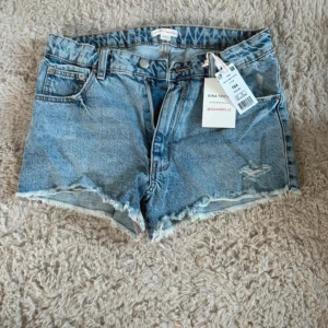 Lågmidjade jeansshorts Gina Tricot - Snygga ljusblå jeansshorts från Gina Tricot x Izaandelle. 