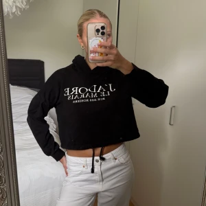 Hoodie med tryck - Säljer denna fina hoodien ifrån Gina tricot. Den är i storlek xs och i bra skick. Den har används några gånger. Köparen står för frakten och hör gärna av dig vid intresse.💞