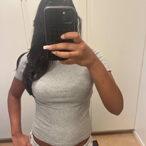 Grå t-shirt  - Vanlig grå t-shirt 