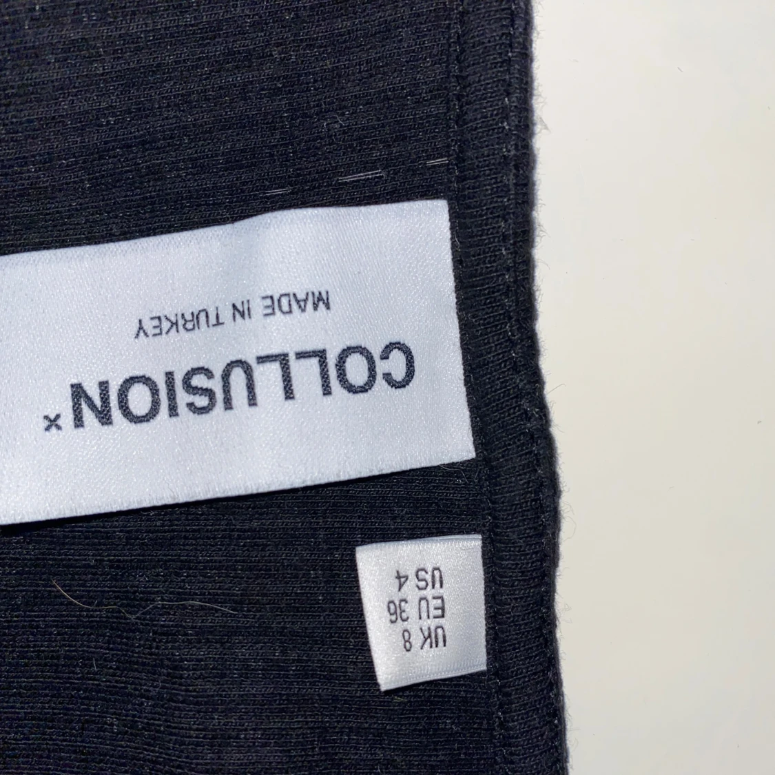 Svart ribbad kofta från Collusion - 2