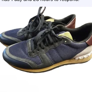 Valentino Rockrunner sneakers blå/svart - Snygga Valentino Rockrunner sneakers i blått och svart med detaljer i mocka och skinn. Skorna har svarta snören, beige och bruna partier samt de ikoniska nitarna vid hälen. Perfekta för dig som vill ha en cool och exklusiv look.