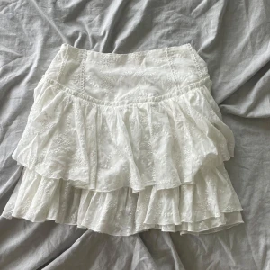 Vit volangkjol  - Supersöt vit minikjol med volang💗 Aldrig använt💗