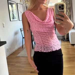 Rosa spetslinne från Vero Moda - Supersöt rosa linnetopp från Vero Moda i spets med draperad halsringning. Tunt och luftigt material, perfekt i sommar🩷🩷