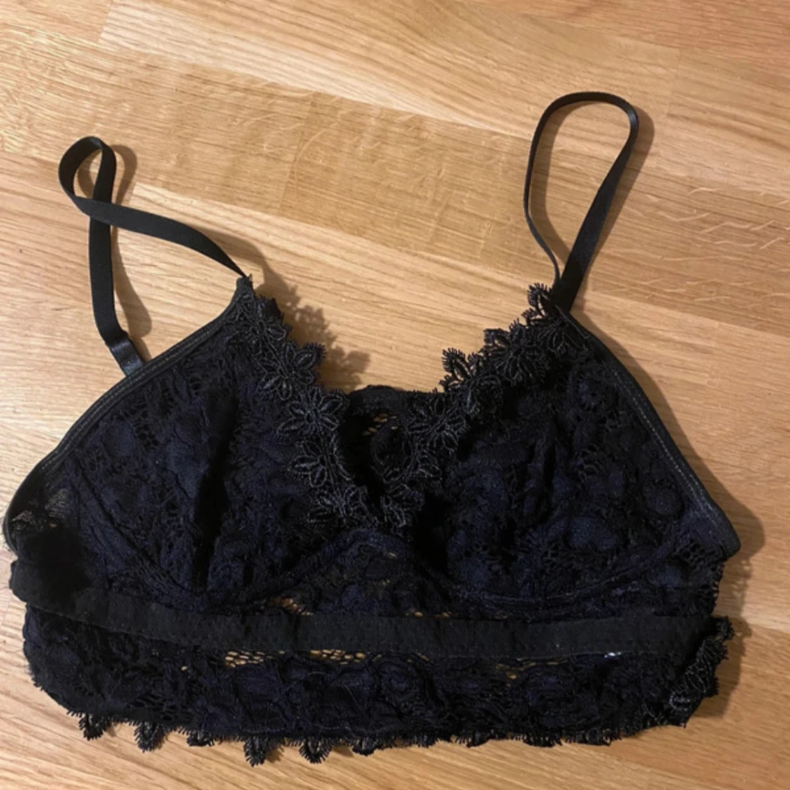 Svart spetsig linnetopp med blommönster