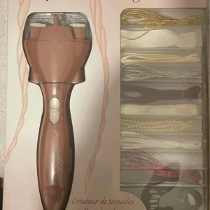 PerfectTwist flätmaskin med tillbehör - Elektrisk flätmaskin i roséguld från Babyliss, perfekt för att skapa snygga tvinnade frisyrer. Medföljer flera hårband, snoddar, pärlor och dekorativa band i olika färger och material som polyester, organza och paljetter. Allt du behöver för att fixa kreativa och unika hårstilar.
