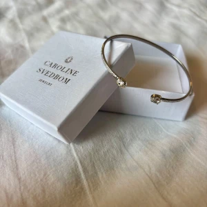 Caroline Svedbom - Silverfärgat armband  - Säljer ett jätte fint armband från Caroline Svedbom. Det är silvrigt och gjort med Svarowski kristaller. Helt nytt, aldrig tidigare använt. 🎀