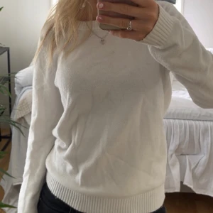 Vit stickad tröja💕 - Supermjuk och skön stickad tröja från VILA i storlek xs . Går att ha till allt och perfekt till hösten💕
