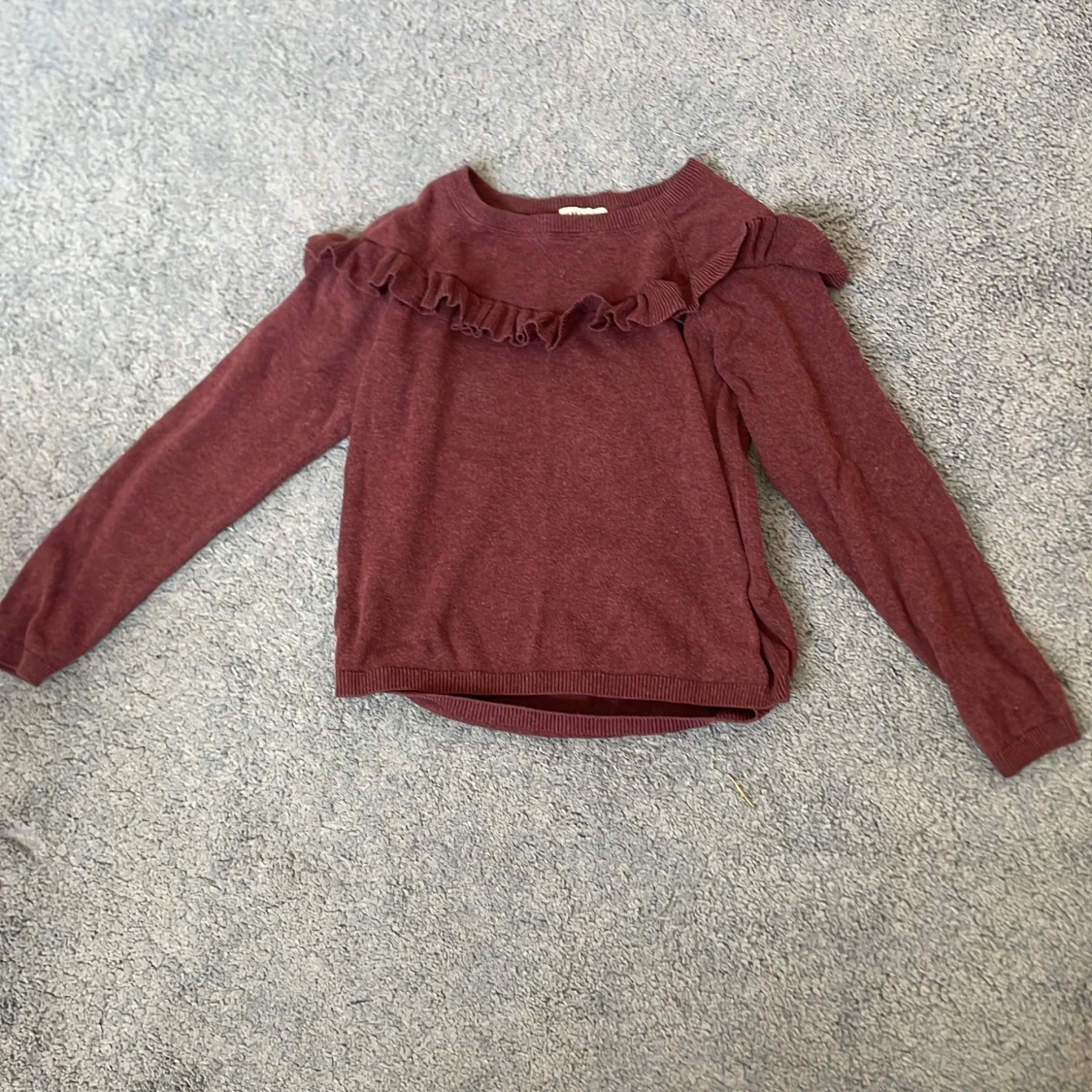 Vinröd tröja med volang från H&M