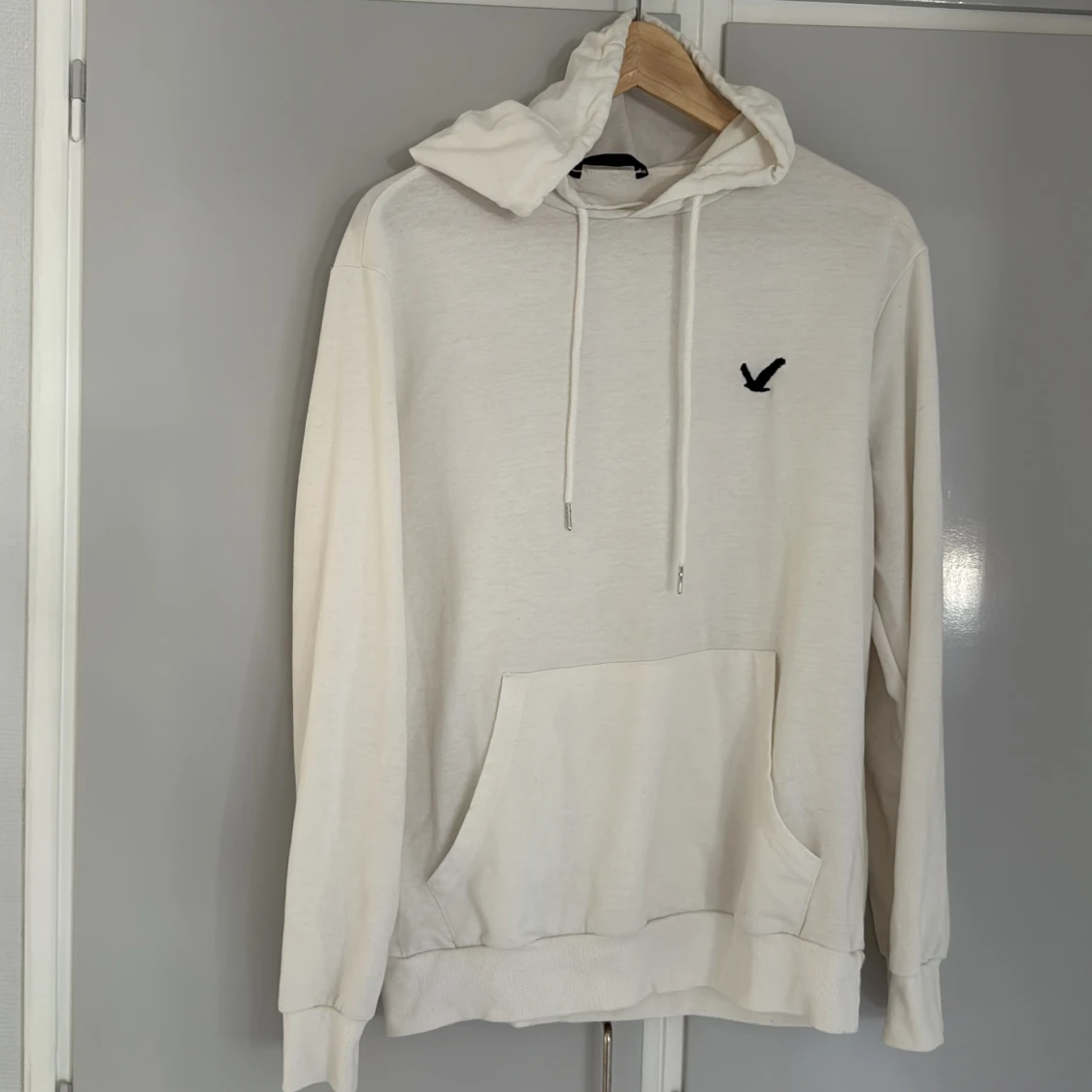 Vit hoodie från SHEIN med broderad logga
