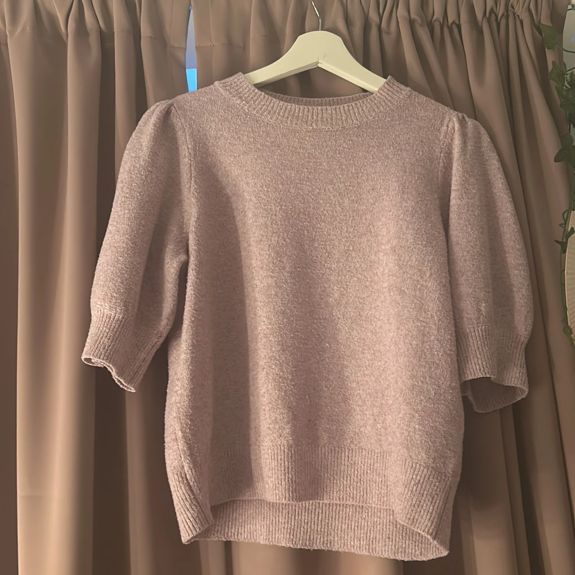 Ljuslila stickad tröja med puffärm