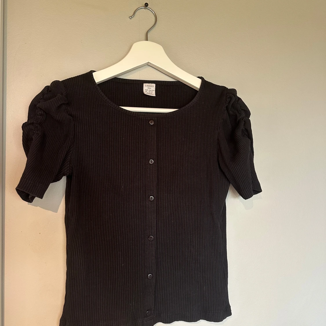 Svart ribbad topp med puffärm  - 1