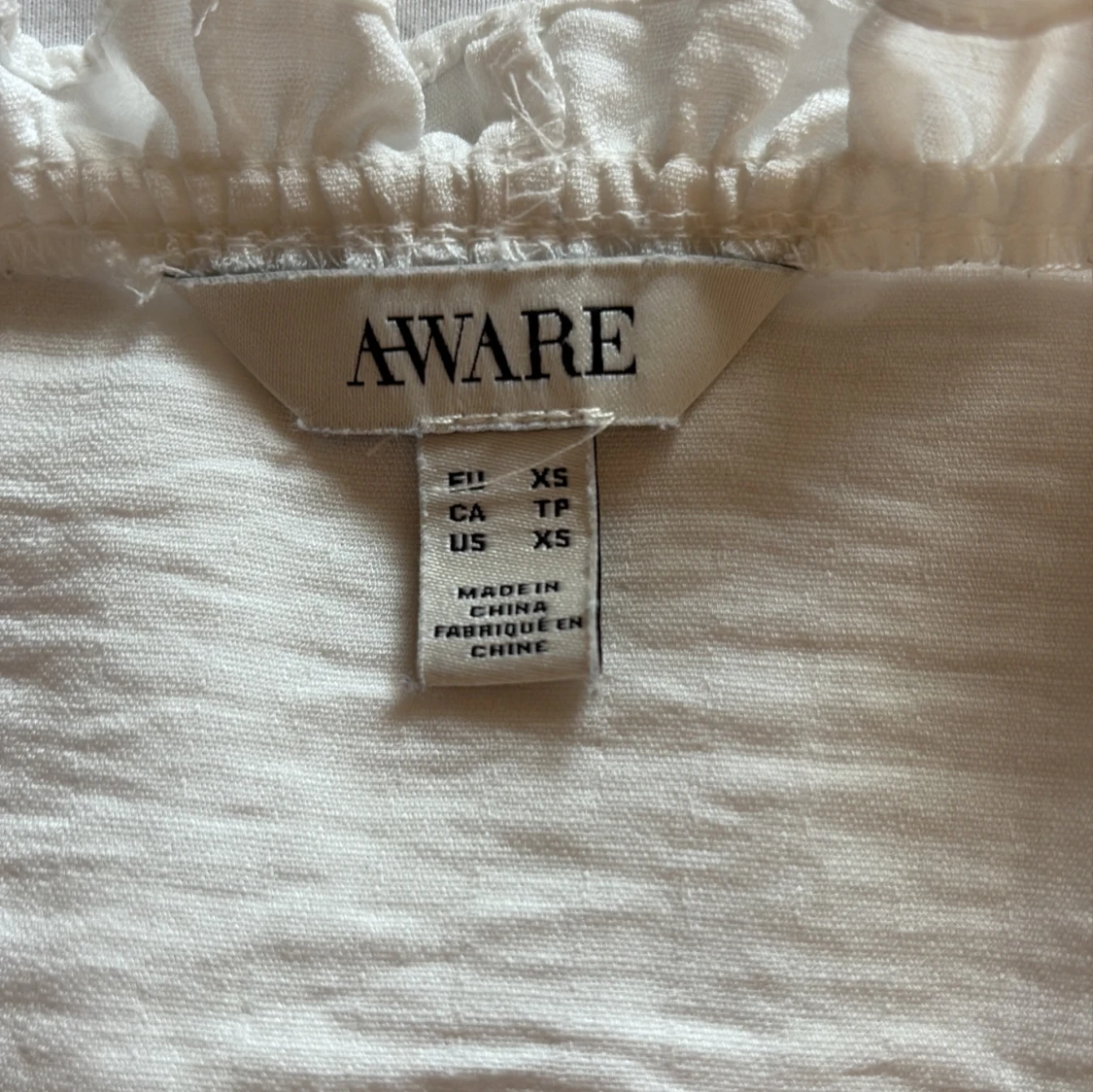 Vit volangblus från AWARE  - 2