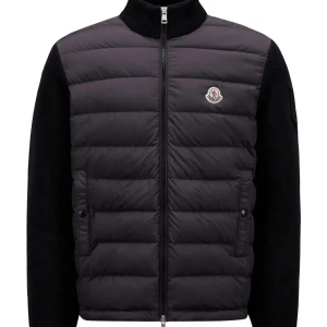 Svart Moncler Cardigan - Nypris: 9600 kr Mycket bra skick! Storlek: S Köpt på NK (kvitto finns och ingår vid köp)
