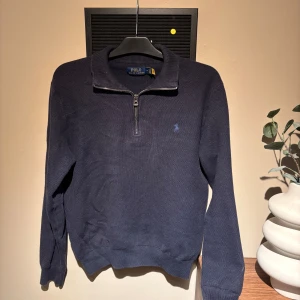 Mörkblå half zip tröja Polo Ralph Lauren - Riktigt fräsh half zip från Ralph lauren perfekt nu i slutet av sommarn och mot hösten. Storlek M            Tveka inte på att skriva vid ytterligare frågor!😀