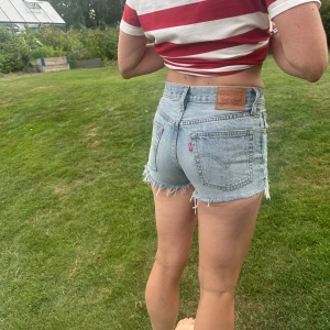 Levi's 501 ljusblå jeansshorts - Säljer ett par klassiska Levi's 501 jeansshorts i ljusblå denim.  
