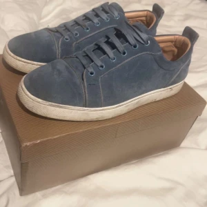 LOUBS - Blåa loubs som e i okej skick lite slitna och ett litet hål men syns knappast. SÖKER BYTEN!! Skicka alla era förslag