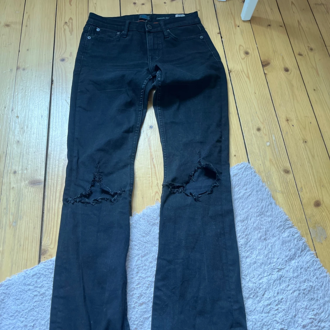 Svarta jeans med hål