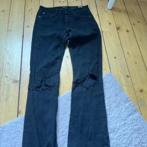 Svarta jeans med hål - Snygga svarta jeans!! 