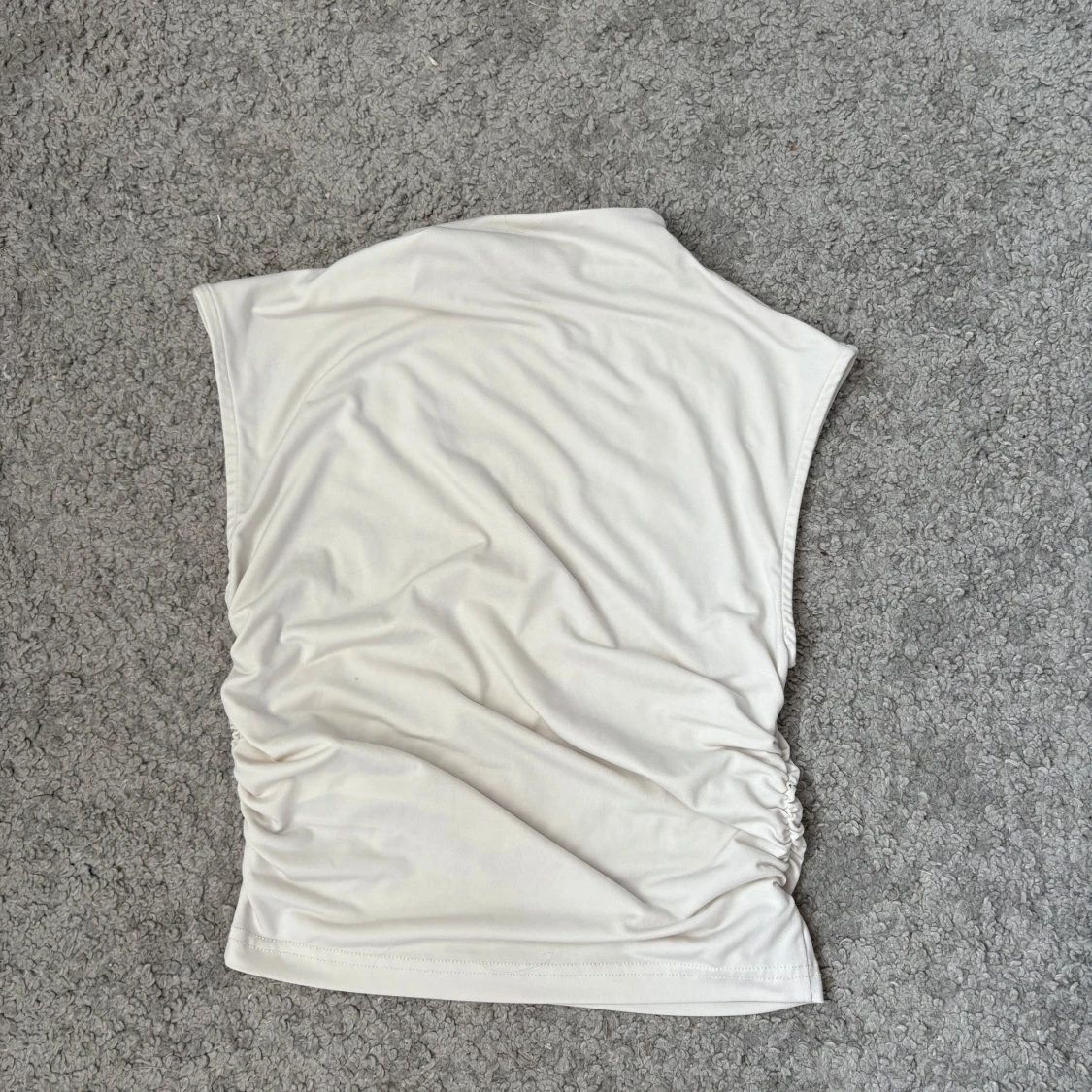 Vit ärmlös linnetopp med rynk från H&M - 1