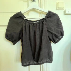 Svart blus med puffärm  - Säljer en svart blus från H&M med puffiga ärmar! Perfekt att styla med jeans eller kjol för en cool vibe 🔥🖤158/xs/s