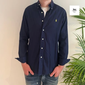 Ralph laruen skjorta blå - Ralph laruen skjorta blå | Skick - 9,5/10 | Size - S | Modell - Custom fit | Pris - 400kr | Modellen är ca 182cm lång | Fraktar via postnord eller instabox på köparens bekostnad | Hör av dig vid minsta fråga eller fundering // 