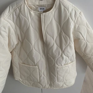 Quiltad jacka - Inköpt på zalando för 749kr. Etikett kvar! Xs men passar skulle säga att den är mer som S och M. Stor i storlek.