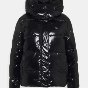 Calvin Klein jacka - Säljer en skit snygg jacka från Calvin Klein som är jätte varm och skön inför vinter, jag säljer den på grund av att jag nu vill rensa ut min garderob. (bild 3 och 4 är mina egna).                                Skriv vid frågor/funderingar💗