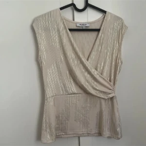 Blus med silver mönster - Jättesöt blus/tunika köpt från Zalando! Endast använd en gång. Passar perfekt till semestern eller sena partynätter!