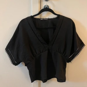 Svart blus  - Supersnygg blus från Zara, superfint skick i strl S💗nypris 379