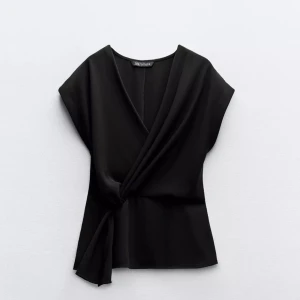 Svart blus - Blus från Zara i strl S, superfint skick💕