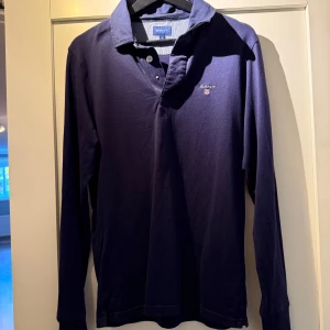 Skjorttröja Gant - Storlek S En knapp saknas