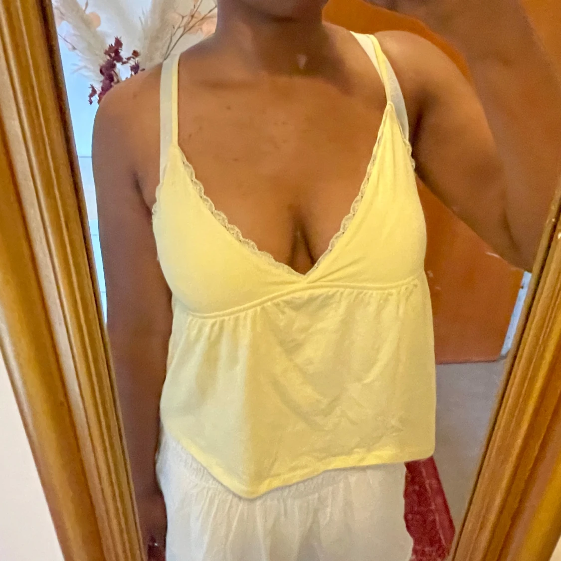 Ljusgul linnetopp med spetsdetalj - 2