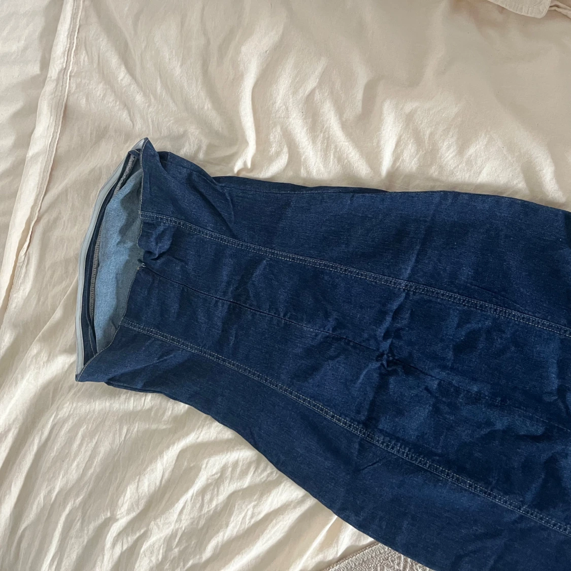 Mörkblå lång jeanskjol med slits