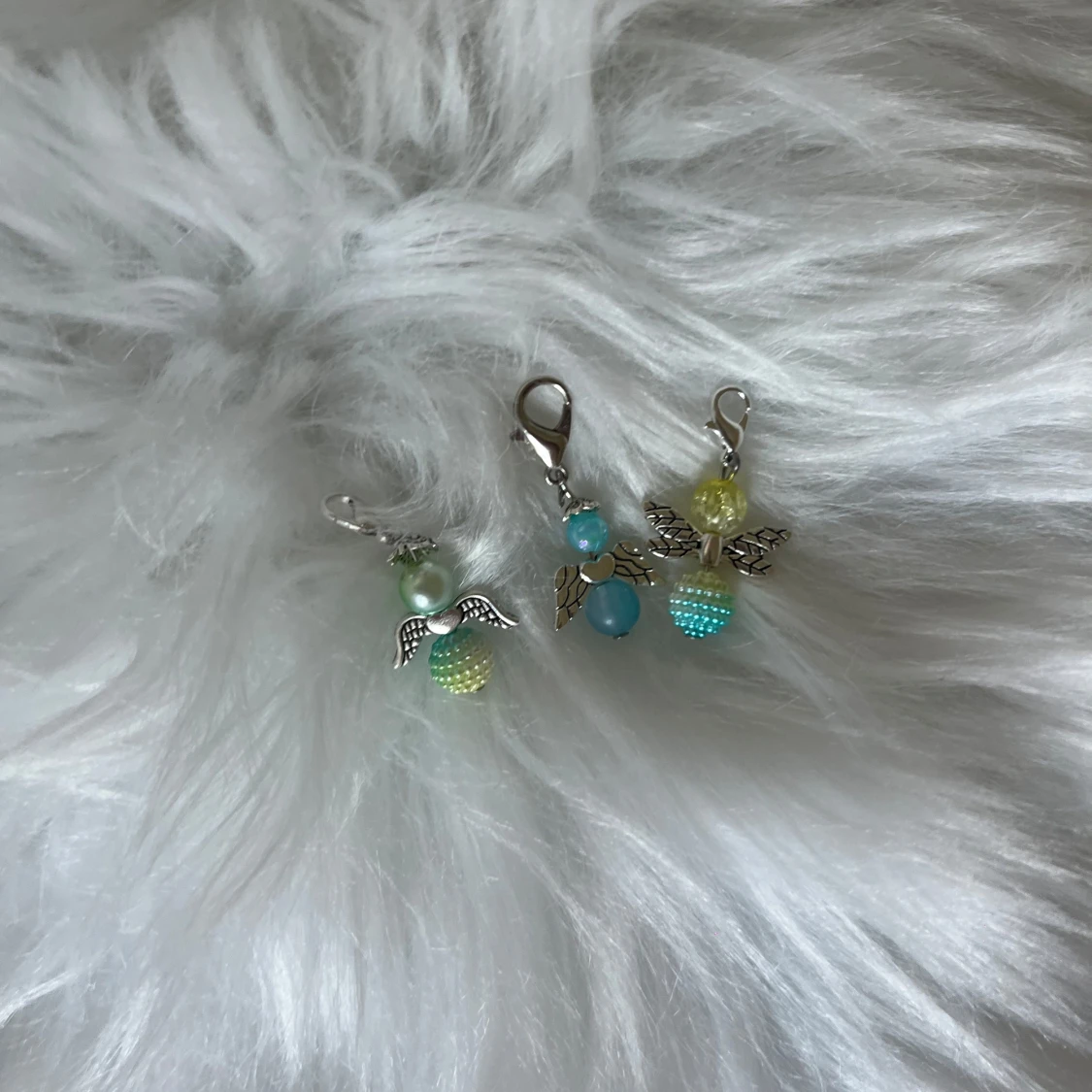 Färgglada ängelberlocker i pärlor